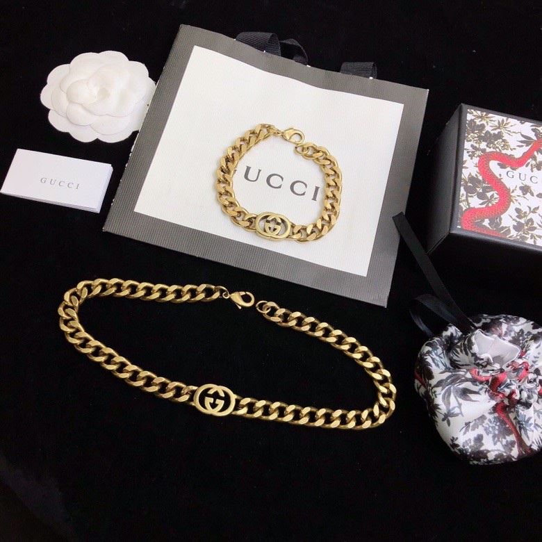 G*u*i necklaces
